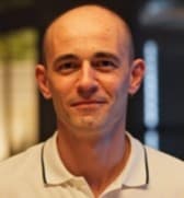 Portrait de Yan souriant